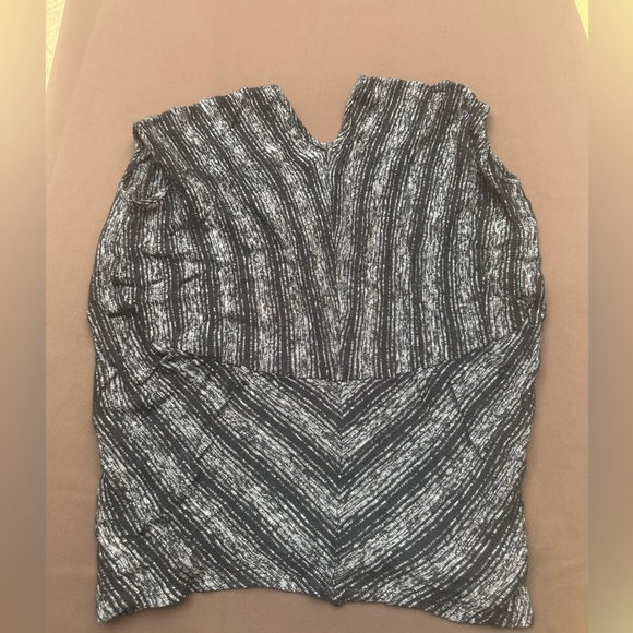 Vintage 2012 7 for all Mankind slouchy tee size M?
Pit to pit: 22”
Length: 25” - Picture 3 of 6